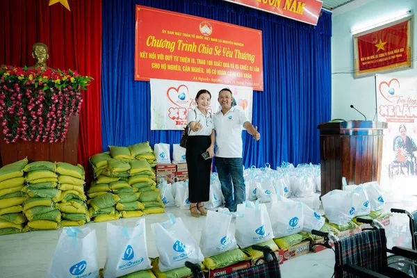 Hình ảnh gia đình và bạn bè hỗ trợ người thân vượt qua vấn đề cờ bạc