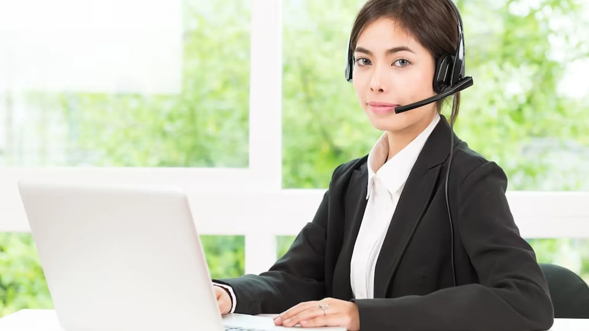 Hình ảnh nhân viên hỗ trợ khách hàng chuyên nghiệp của nền tảng bắn cá hải vương